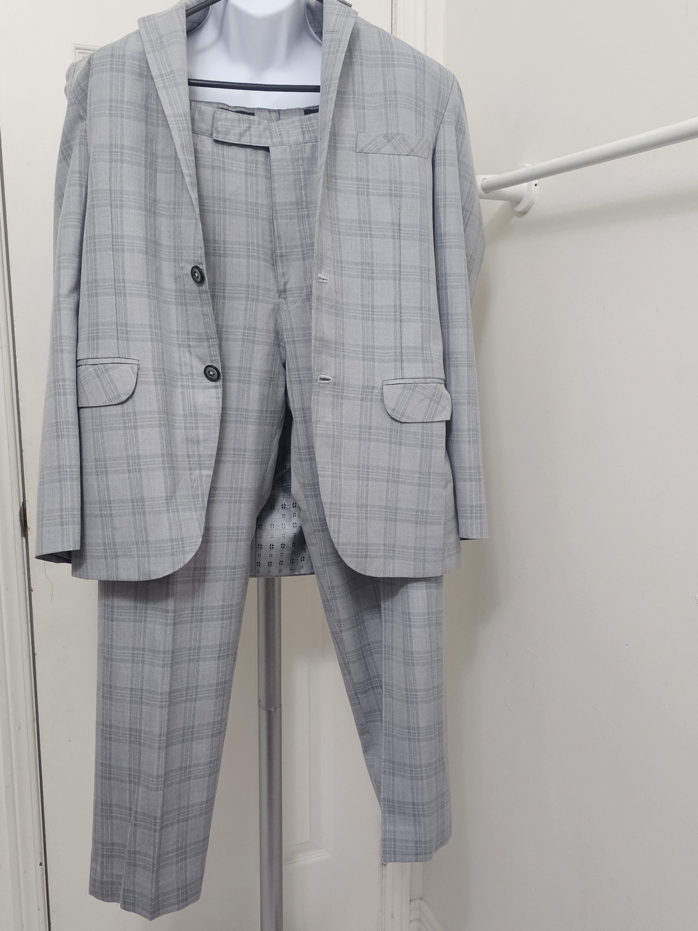 Gray Plaid Men's Suit Blazer and Pants, Size M